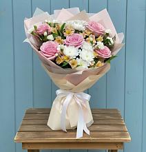 Букет цветов из:  Гвоздики, Орхидеи и Розы в Чалтыре