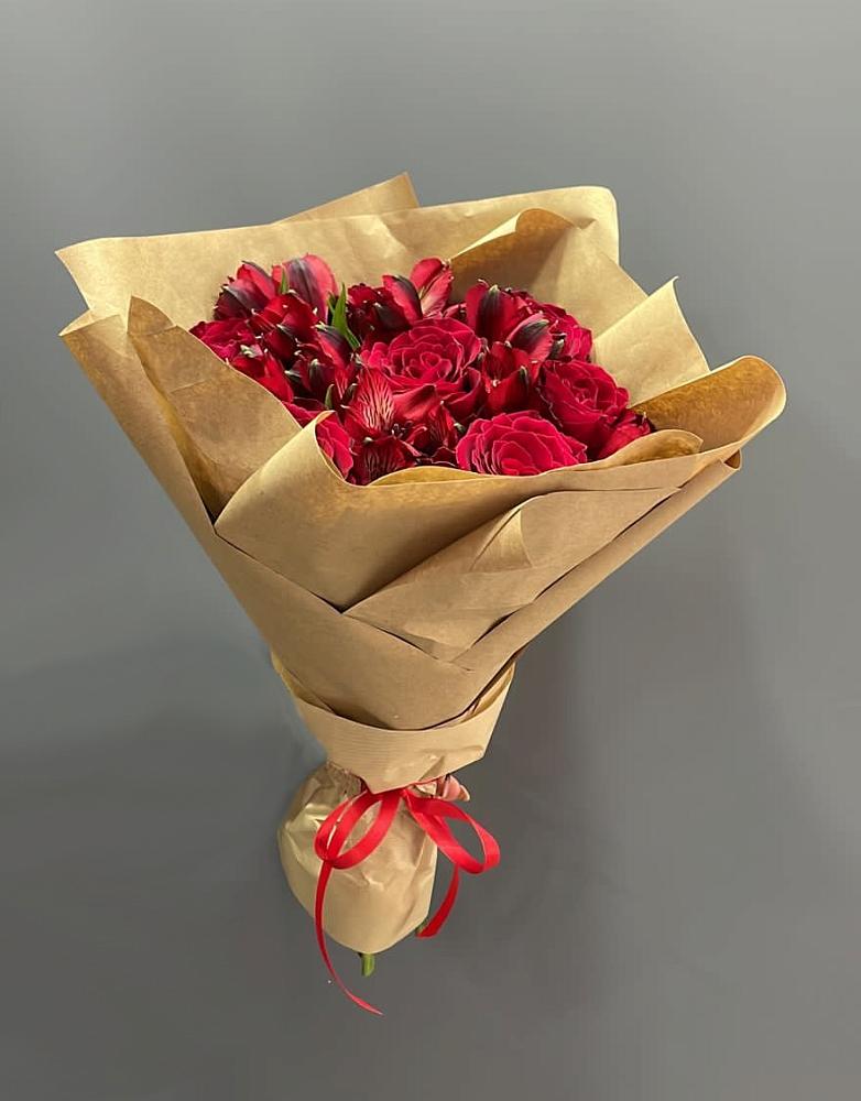 Букет цветов из: Альстромерии и Розы в Чалтыре