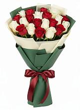 Букет Микс из красных и белых роз в Чалтыре