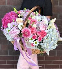Композиция солнечный день в Чалтыре Цветочная композиция из Розы, Хризантемы, Пионы и Лизиантусы в корзине в Чалтыре