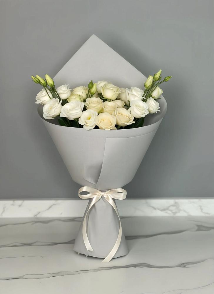 Букет цветов из: Розы и Лизиантусы в Чалтыре