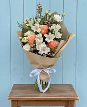 Букет цветов из:  Альстромерии, Лизиантусы, Розы и Хризантемы в Чалтыре