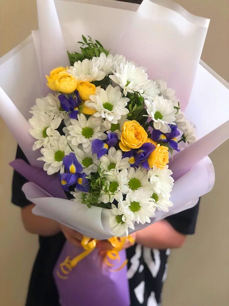 Букет цветов из: Ирисы, Хризантемы и Розы в Чалтыре