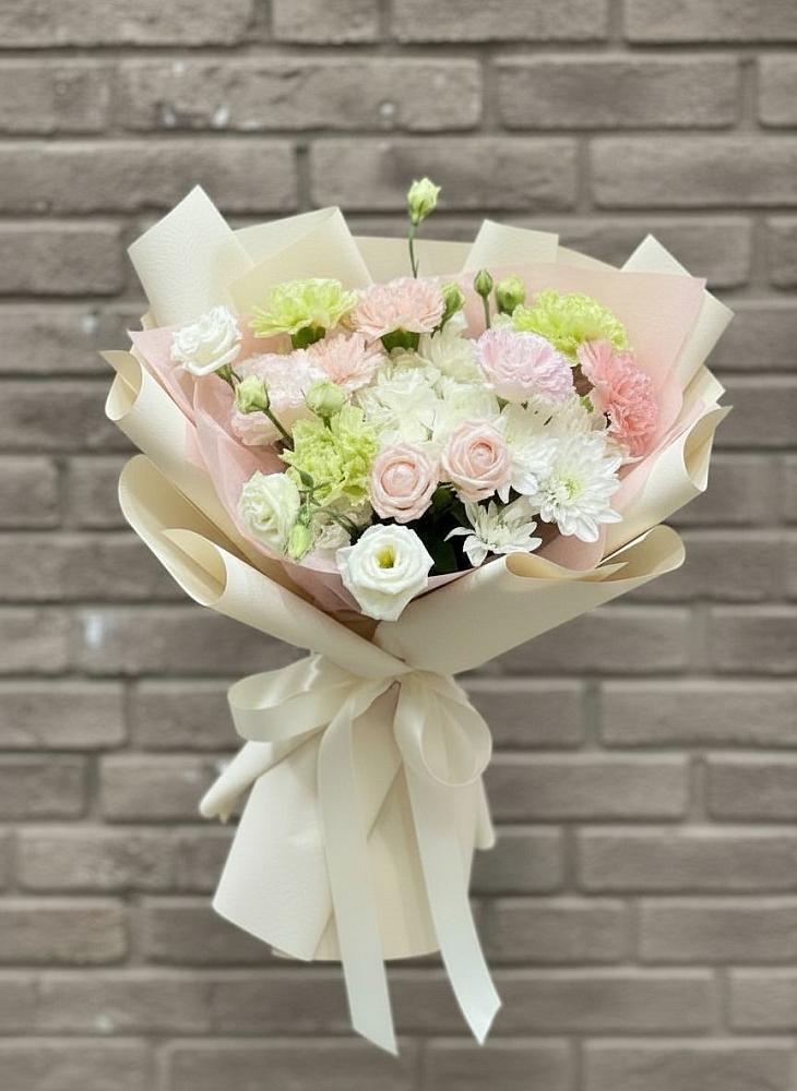 Букет цветов из: Гвоздики, Розы, Лизиантусы и Хризантемы в Чалтыре