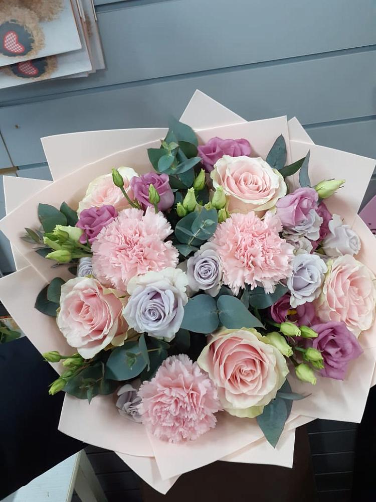 Букет цветов из: Розы, Гвоздики и Лизиантусы в Чалтыре