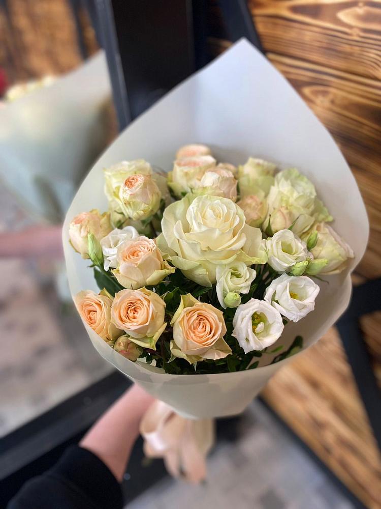 Букет цветов из: Розы и Лизиантусы в Чалтыре